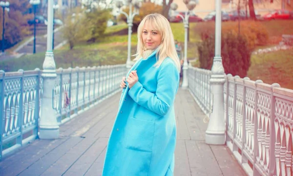 Jolie Femme Âge Moyen Manteau Bleu Marchant Dans Ville Taille — Photo