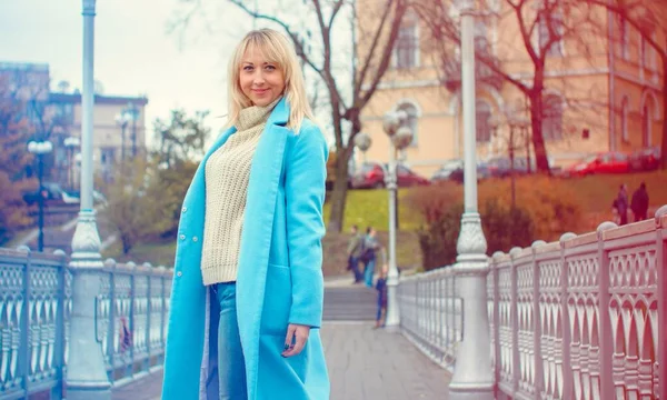 Jolie Femme Âge Moyen Manteau Bleu Marchant Dans Ville Taille — Photo