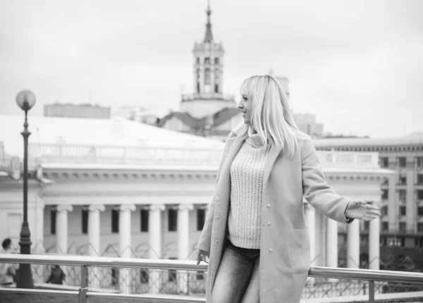 Atractiva Mujer Mediana Edad Abrigo Azul Caminando Por Ciudad Size — Foto de Stock