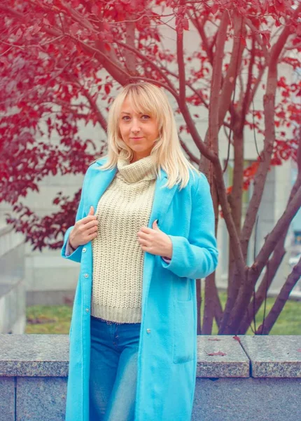 Atractiva Mujer Mediana Edad Abrigo Azul Caminando Por Ciudad Size —  Fotos de Stock