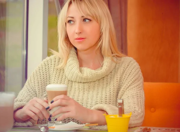 Donna Seduta Accogliente Caffè Pausa Caffè Bianco Donna Che Gode — Foto Stock