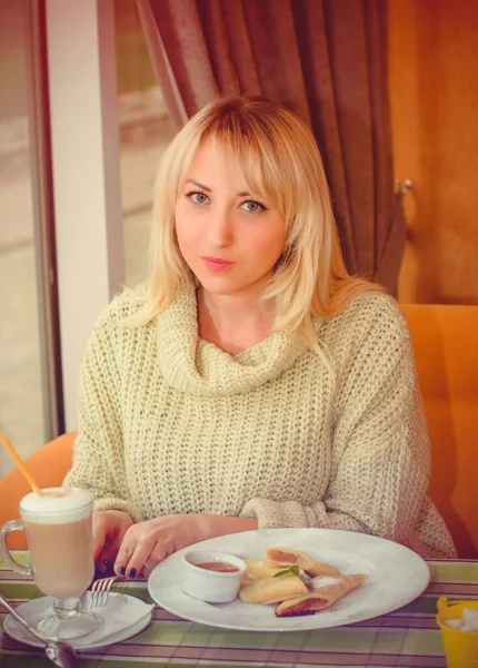 Frau Mittleren Alters Mit Pfannkuchen Und Latte Kaffee Zum Frühstück — Stockfoto