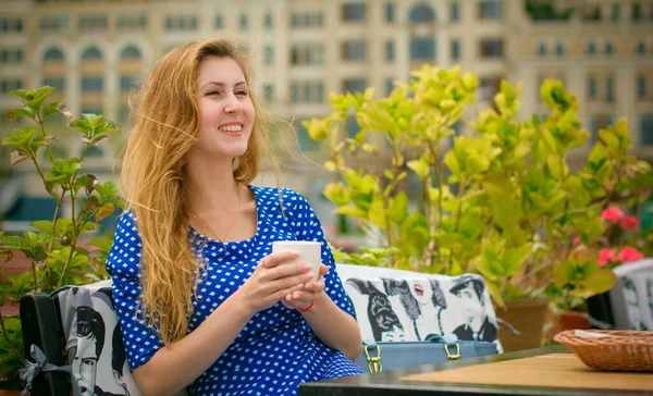 Симпатичная Европейская Девушка Сидящая Кафе Пьет Кофе Ждет Друга Молодая — стоковое фото