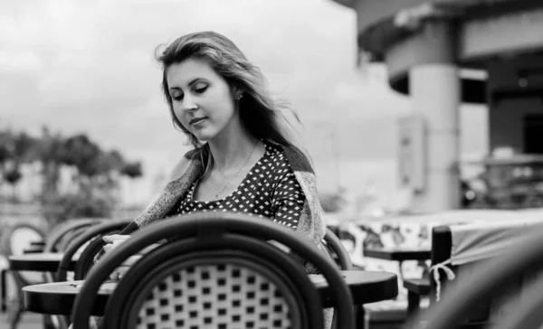 Menina Europeia Bonito Sentado Café Bebendo Café Esperando Por Amigo — Fotografia de Stock