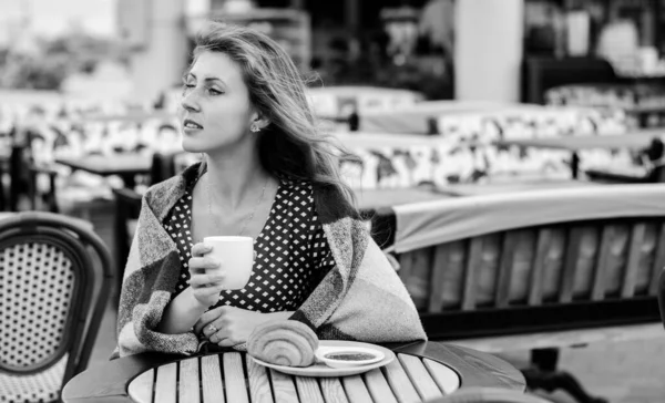 Nettes Europäisches Mädchen Sitzt Einem Café Und Trinkt Kaffee Und — Stockfoto