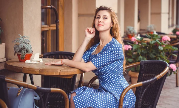 Jolie Fille Européenne Assise Dans Café Boire Café Attendant Ami — Photo