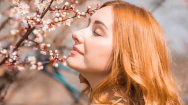 Boho modern tarzı, dantelli yeşil bluz ve etek giyen kızıl saçlı kız. Genç, romantik, kızıl saçlı, sıradan bir kadın, yaşam tarzı portresi.