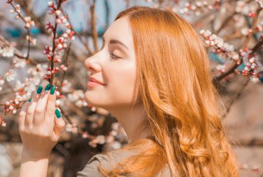 Boho modern tarzı, dantelli yeşil bluz ve etek giyen kızıl saçlı kız. Genç, romantik, kızıl saçlı, sıradan bir kadın, yaşam tarzı portresi.