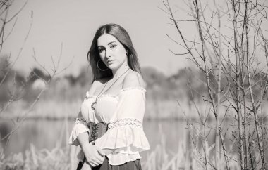 Doğa görünüşü, ortaçağ tarzı kıyafetler, pamuklu, klasik bluz, kemer ve etek giyen kızıl saçlı kadın.