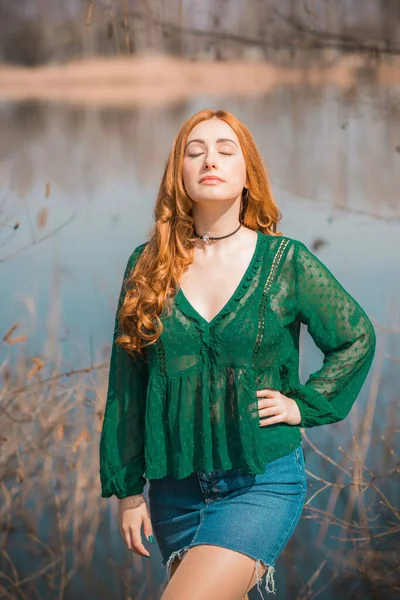 Boho Modernen Stil Rothaarige Mädchen Spitze Vintage Grüne Bluse Und — Stockfoto