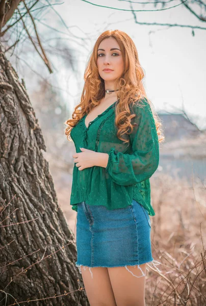 Boho Modern Tarzı Dantelli Yeşil Bluz Etek Giyen Kızıl Saçlı — Stok fotoğraf
