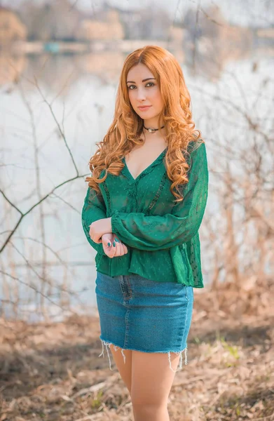 Boho Μοντέρνο Στυλ Κοκκινομάλλα Κορίτσι Δαντέλα Vintage Πράσινη Μπλούζα Και — Φωτογραφία Αρχείου