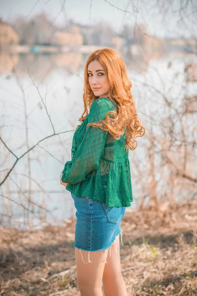 Boho Modern Tarzı Dantelli Yeşil Bluz Etek Giyen Kızıl Saçlı — Stok fotoğraf