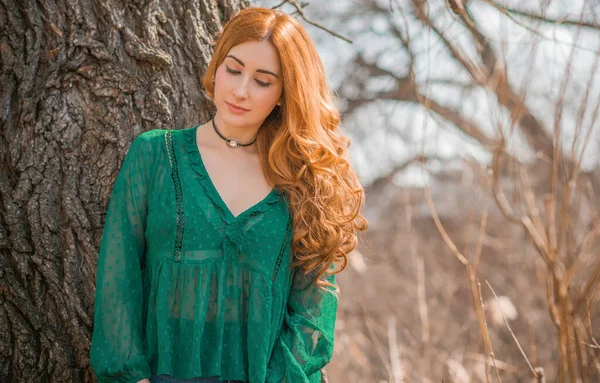 Boho Nowoczesny Styl Ruda Dziewczyna Koronki Vintage Zielonej Bluzki Spódnicy — Zdjęcie stockowe