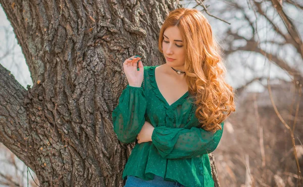 Boho Estilo Moderno Menina Ruiva Renda Blusa Verde Vintage Saia — Fotografia de Stock