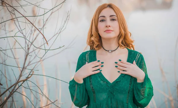 Boho Estilo Moderno Menina Ruiva Renda Blusa Verde Vintage Saia — Fotografia de Stock