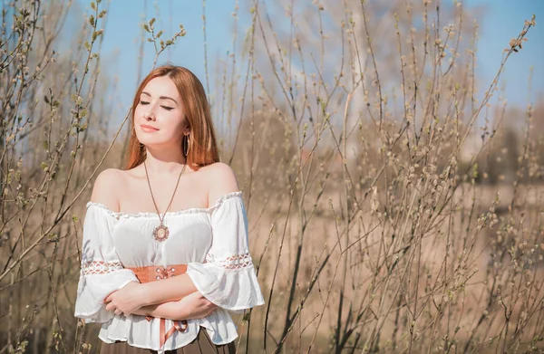 Natur Utseende Medeltida Stil Kläder Rödhårig Kvinna Bomull Vintage Blus — Stockfoto