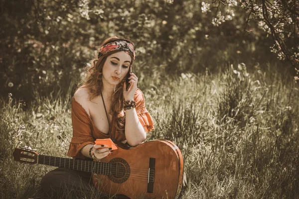 Zigeuner Vrouw Met Tarot Kaarten Gitaar Het Veld Levensstijl Voorspellen — Stockfoto