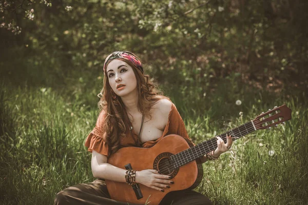 Gypsy Kvinna Med Tarot Kort Och Gitarr Fältet Livsstil Förutsäga — Stockfoto