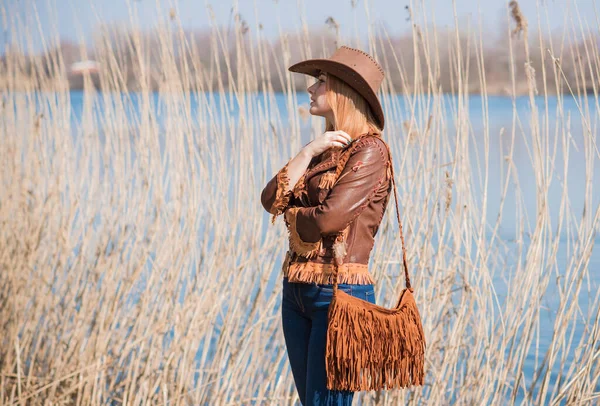 Cowgirl Estilo Americano Outono Full Figura Mulher Jaqueta Couro Jeans — Fotografia de Stock