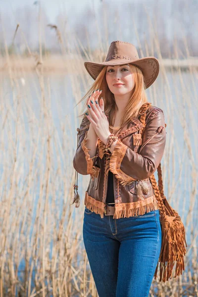 Cowgirl Amerikansk Höst Stil Full Figur Kvinna Läder Jacka Jeans — Stockfoto