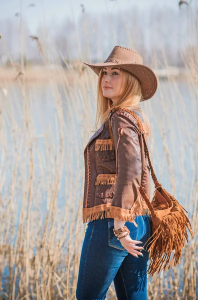Cowgirl Amerikansk Höst Stil Full Figur Kvinna Läder Jacka Jeans — Stockfoto