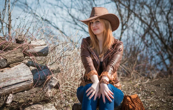 Cowgirl Amerikanischen Herbst Stil Frau Mit Voller Figur Lederjacke Jeans — Stockfoto