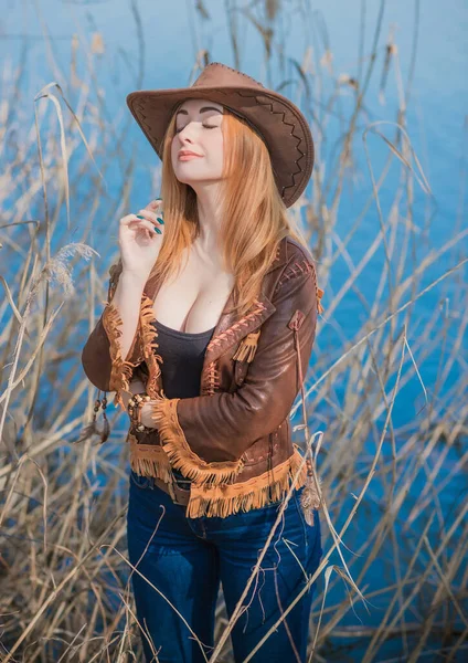 Cowgirl Amerikansk Höst Stil Full Figur Kvinna Läder Jacka Jeans — Stockfoto