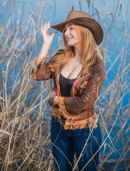 Cowgirl Amerikaanse Herfst Stijl Full Figuur Vrouw Lederen Jas Jeans — Stockfoto