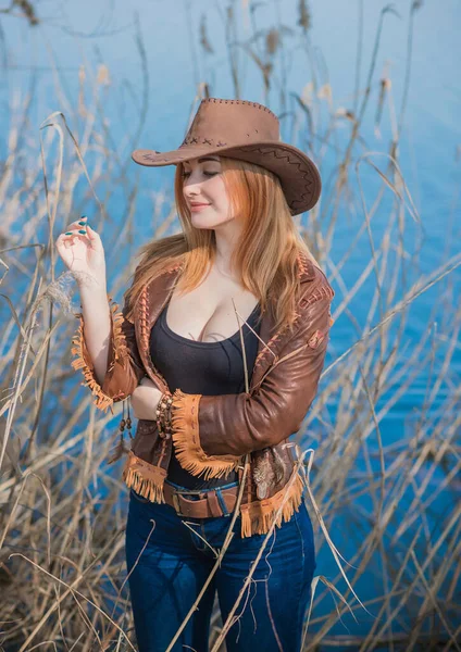 Cowgirl Stile Autunno Americano Full Figura Donna Giacca Pelle Jeans — Foto Stock