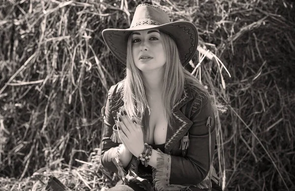 Cowgirl Amerikanischen Herbst Stil Frau Mit Voller Figur Lederjacke Jeans — Stockfoto