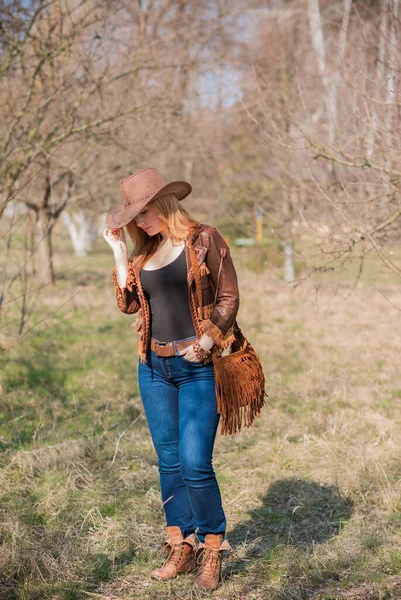 Kowbojka Amerykański Jesienny Styl Pełna Postać Kobieta Skórzanej Kurtce Dżinsy — Zdjęcie stockowe
