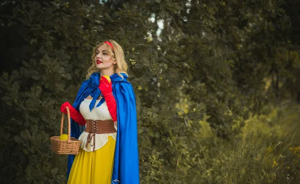 ハロウィンパーティー 女の子のためのアイデア 衣装白雪姫の女の子 おとぎ話の英雄のためのコスプレ — ストック写真