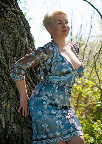 Piękna Europejska Dojrzała Kobieta Gospodyni Domowa Sukience Cocktail Fashionbale Zrelaksować — Zdjęcie stockowe