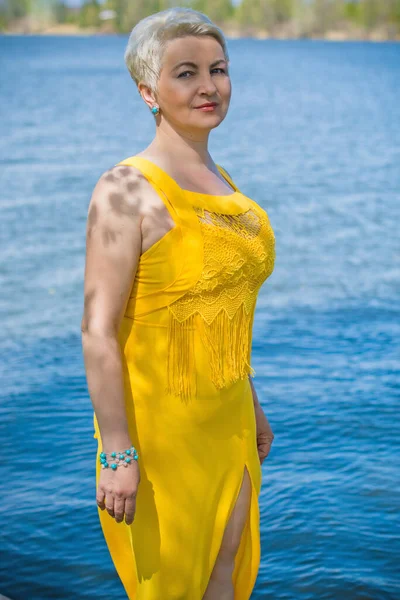 Piękna Europejska Dojrzała Kobieta Gospodyni Domowa Sukience Cocktail Fashionbale Zrelaksować — Zdjęcie stockowe