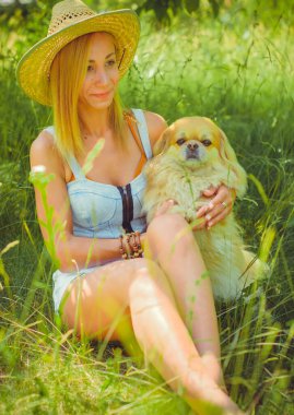 Sarışın, romantik, sade ve hoş bir bayan hafta sonu istirahatinde ve doğada iyi vakit geçiriyor.