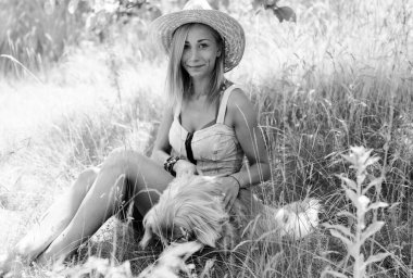 Sarışın, romantik, sade ve hoş bir bayan hafta sonu istirahatinde ve doğada iyi vakit geçiriyor.