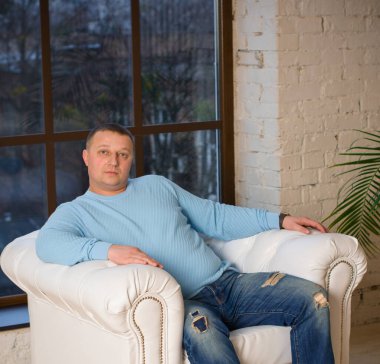 Sıradan bir adam, takım elbiseli güçlü ve kendine güvenen bir adam artı cüsseli adam konsepti.