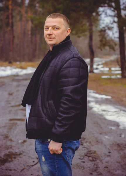 Retrato Hombre Mediana Edad Con Ropa Abrigo Bosque Día Frío —  Fotos de Stock