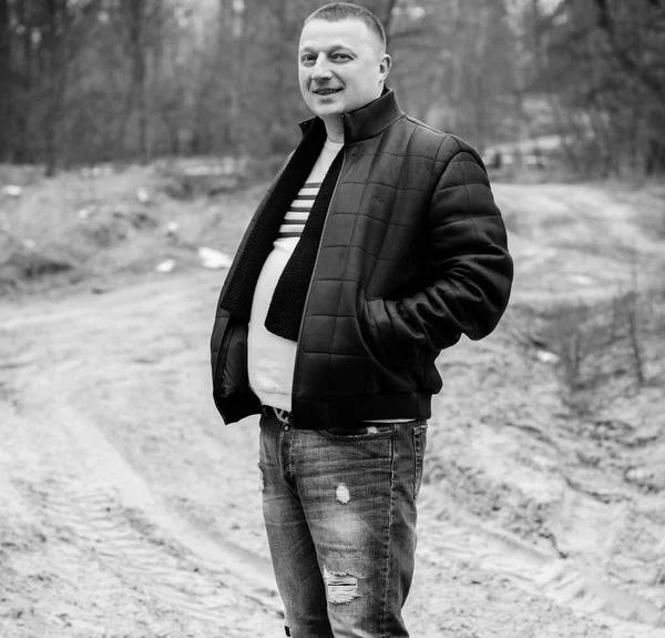 Retrato Hombre Mediana Edad Con Ropa Abrigo Bosque Día Frío — Foto de Stock