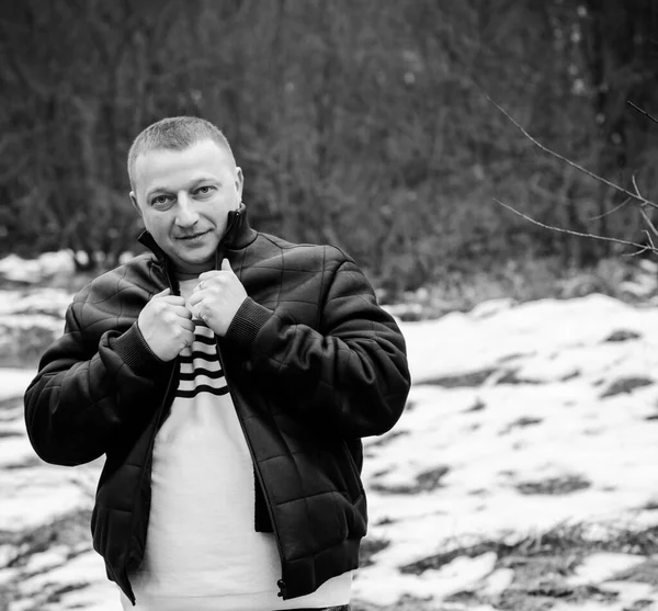 Retrato Hombre Mediana Edad Con Ropa Abrigo Bosque Día Frío —  Fotos de Stock