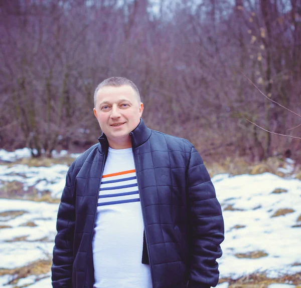 Retrato Hombre Mediana Edad Con Ropa Abrigo Bosque Día Frío —  Fotos de Stock