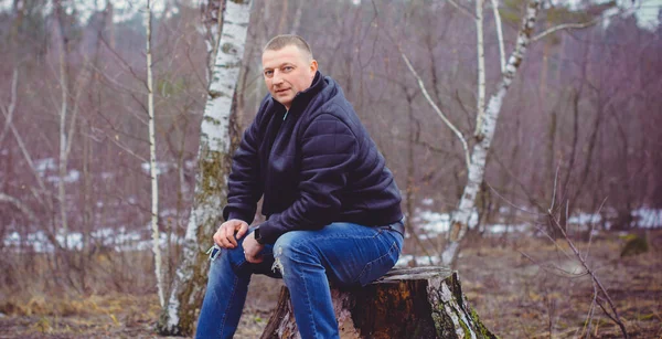 Ritratto Uomo Mezza Età Abiti Caldi Nella Foresta Una Giornata — Foto Stock