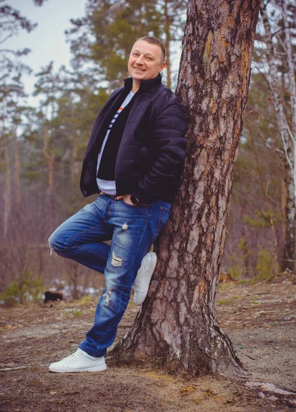 Retrato Hombre Mediana Edad Con Ropa Abrigo Bosque Día Frío — Foto de Stock