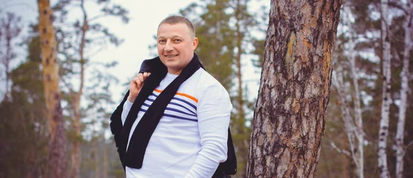 Porträtt Medelålders Man Varma Kläder Skogen Kall Dag Mode Stilig — Stockfoto