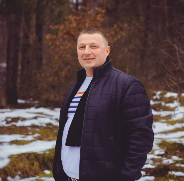 Retrato Hombre Mediana Edad Con Ropa Abrigo Bosque Día Frío —  Fotos de Stock