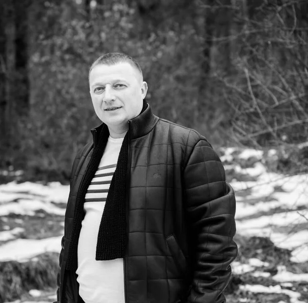 Retrato Hombre Mediana Edad Con Ropa Abrigo Bosque Día Frío —  Fotos de Stock