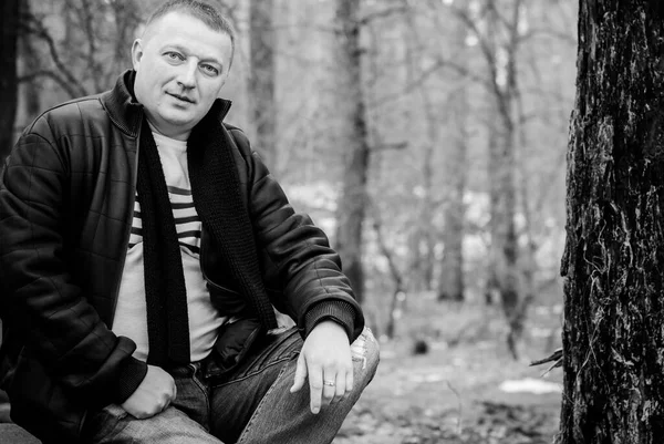 Retrato Hombre Mediana Edad Con Ropa Abrigo Bosque Día Frío —  Fotos de Stock