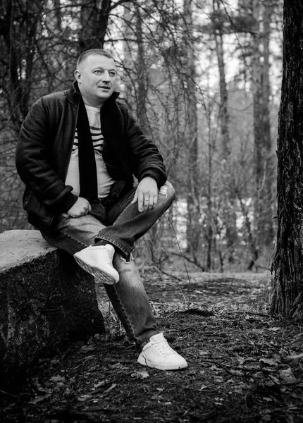 Egy Középkorú Férfi Portréja Meleg Ruhában Erdőben Egy Hideg Napon — Stock Fotó