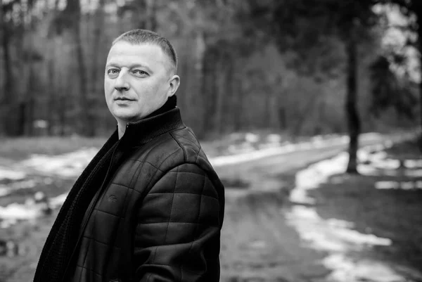 Retrato Hombre Mediana Edad Con Ropa Abrigo Bosque Día Frío —  Fotos de Stock